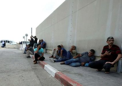 الاحتلال ينكّل بثلاثة عمال من غزة ويلقي بهم على حاجز ترقوميا العسكري