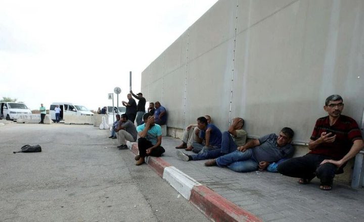 الاحتلال ينكّل بثلاثة عمال من غزة ويلقي بهم على حاجز ترقوميا العسكري