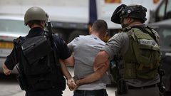 الاحتلال يعتقل مواطنين من بدو شمال غرب القدس