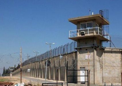 هيئة الأسرى: إدارة سجن النقب تقطع المياه والكهرباء عن كل أقسام السجن منذ أمس