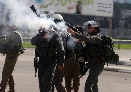 إصابات بالاختناق واعتقال ستة مواطنين من مخيم قلنديا