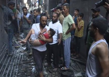 انتشال جثامين 12 شهيدًا من تحت أنقاض منزلين قصفهما الاحتلال في خان يونس ورفح