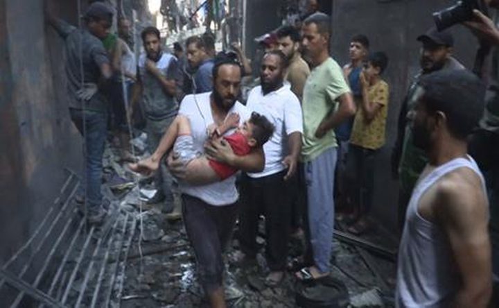 انتشال جثامين 12 شهيدًا من تحت أنقاض منزلين قصفهما الاحتلال في خان يونس ورفح