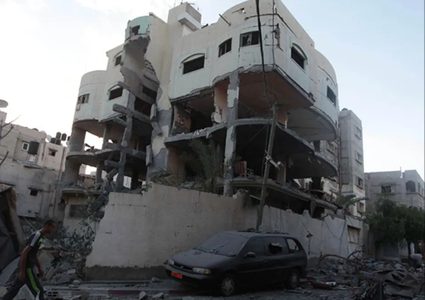 استشهاد مواطن وأفراد أسرته بقصف منزل في جباليا