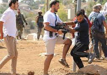 إصابة مواطنين وإحراق ثلاث مركبات في هجوم للمستعمرين شمال أريحا