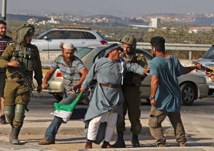 مستوطنون يهاجمون المواطنينفي قرية الجبعة