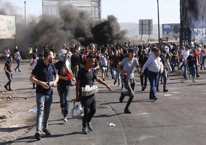 إصابة العشرات في مواجهات عنيفة مع قوات الاحتلال في محافظات الضفة الغربية