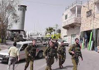 الاحتلال يحاصر منزلين في بيت أمر شمال الخليل