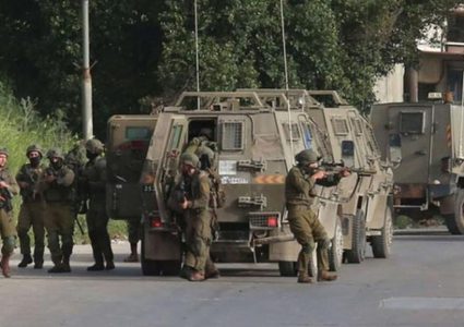 إصابة مسن بالرصاص الحي وآخرون بالاختناق واعتقالات خلال اقتحام الاحتلال نابلس