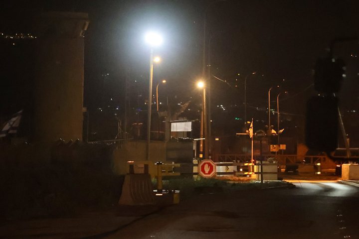 الاحتلال يصيب شابا ويحتجزه قرب حاجز حوارة العسكري