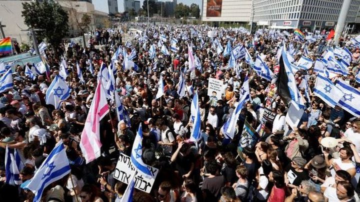 مظاهرة في تل أبيب تطالب بإقالة نتنياهو وإطلاق سراح الأسرى في غزة