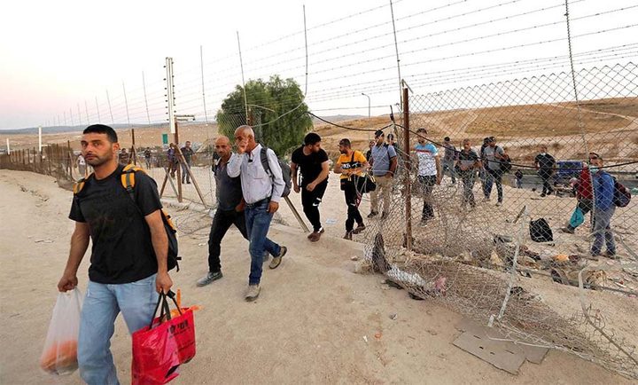 الاحتلال يلغي تصاريح عمال غزة ويحتجز المئات بالضفة