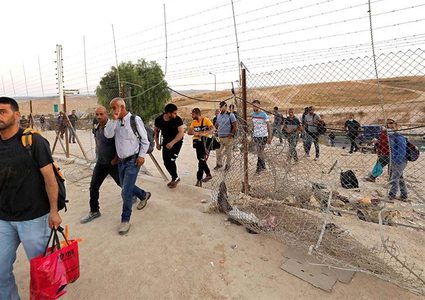 الاحتلال يلغي تصاريح عمال غزة ويحتجز المئات بالضفة
