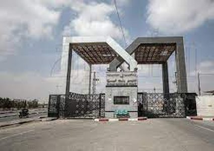 مصر تغلق الممر الفاصل بين معبر رفح بحوائط خرسانه جاهزه التركيب