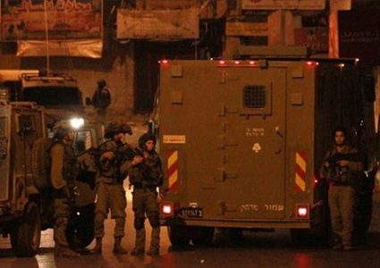 إصابة أربعة مواطنين جراء اعتداء الاحتلال عليهم قرب مخيم العروب