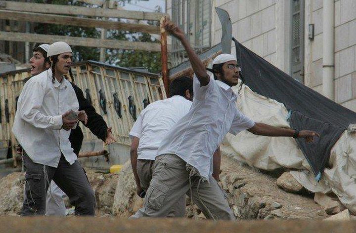 مستوطنون يهدمون غرفة زراعية ويشقون طريقا استيطانية شرق بيت لحم