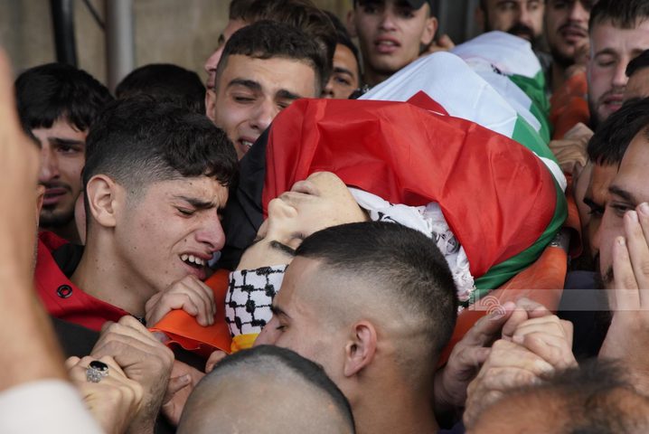 الاحتلال يمنع موكب الشهيد دويكات من المرور