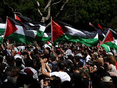 مظاهرة كبيرة في مدينة سيدني الأسترالية، رفضًا للحرب الإسرائيلية على قطاع غزة وقتل الأطفال.
