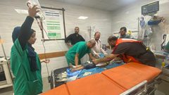 صور من عمل أطقم الدفاع المدني والخدمات الطبية مع القصف الإسرائيلي للمنازل والمنشآت المدنية في منطقة "الفاخورة" شمال غزة، ونقل عدد من الشهداء والجرحى.