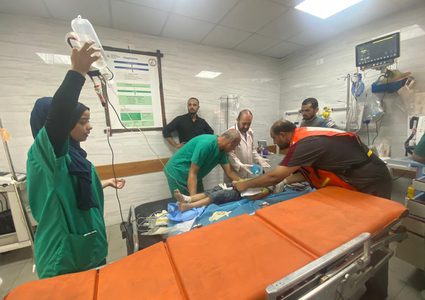 صور من عمل أطقم الدفاع المدني والخدمات الطبية مع القصف الإسرائيلي للمنازل والمنش