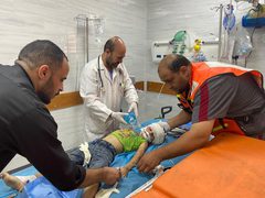 صور من عمل أطقم الدفاع المدني والخدمات الطبية مع القصف الإسرائيلي للمنازل والمنشآت المدنية في منطقة "الفاخورة" شمال غزة، ونقل عدد من الشهداء والجرحى.