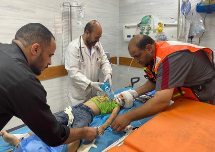 صور من عمل أطقم الدفاع المدني والخدمات الطبية مع القصف الإسرائيلي للمنازل والمنش