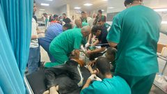 صور من عمل أطقم الدفاع المدني والخدمات الطبية مع القصف الإسرائيلي للمنازل والمنشآت المدنية في منطقة "الفاخورة" شمال غزة، ونقل عدد من الشهداء والجرحى.