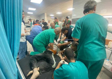 صور من عمل أطقم الدفاع المدني والخدمات الطبية مع القصف الإسرائيلي للمنازل والمنشآت المدنية في منطقة "الفاخورة" شمال غزة، ونقل عدد من الشهداء والجرحى.