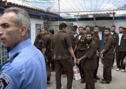 نادي الأسير: الاحتلال يقطع الكهرباء والماء والطعام عن الأسرى الفلسطينيين في سجون