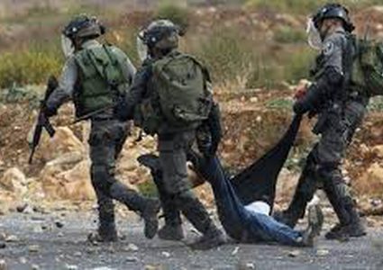 قوات الاحتلال تعتدي على مواطن ونجله في كيسان