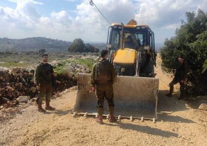 الاحتلال يغلق طرقا فرعية في اللبن الشرقية