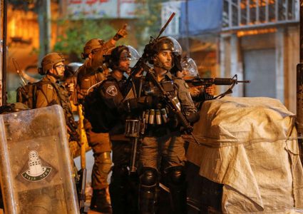 الاحتلال يصيب طفلا خلال قمع مسيرة في بيت أمر منددة بجرائم الاحتلال