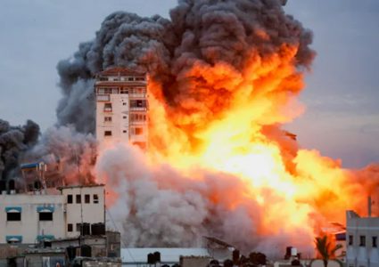 استشهاد أكثر من 40 مواطنا بقصف منزل في معسكر بخان يونس