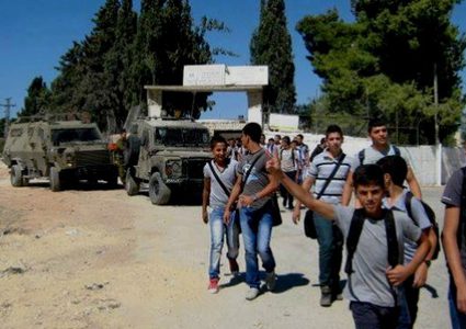 الاحتلال يستهدف طلبة مدرسة الطيبة الثانوية للبنين بقنابل الصوت والغاز السام
