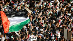 وقفة للطواقم الطبية تضامنا مع الشعب الفلسطيني