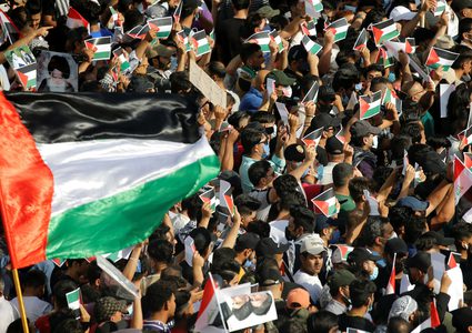 وقفة للطواقم الطبية تضامنا مع الشعب الفلسطيني