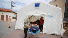 إقامة خيام في ساحة مستشفى شهداء الأقصى في غزة بعد اكتظاظه بالجرحى