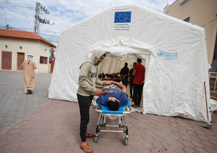 إقامة خيام في ساحة مستشفى شهداء الأقصى في غزة بعد اكتظاظه بالجرحى