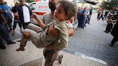 إقامة خيام في ساحة مستشفى شهداء الأقصى في غزة بعد اكتظاظه بالجرحى