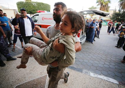 إقامة خيام في ساحة مستشفى شهداء الأقصى في غزة بعد اكتظاظه بالجرحى