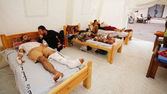 إقامة خيام في ساحة مستشفى شهداء الأقصى في غزة بعد اكتظاظه بالجرحى