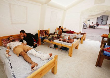 إقامة خيام في ساحة مستشفى شهداء الأقصى في غزة بعد اكتظاظه بالجرحى