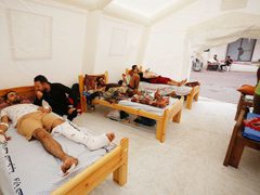 إقامة خيام في ساحة مستشفى شهداء الأقصى بعد اكتظاظه بالجرحى.