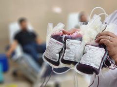 حملة تبرع بالدم داخل مستشفى ناصر بخانيونس في ظل تزايد أعداد الإصابات نتيجة القصف الإسرائيلي المستمر على القطاع.