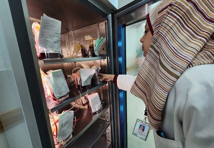 حملة تبرع بالدم داخل مستشفى ناصر بخانيونس في ظل تزايد أعداد الإصابات نتيجة القصف الإسرائيلي المستمر على القطاع.