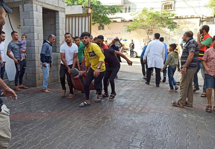 وصول شهداء وإصابات إلى المستشفى الكويتي بعد قصف نفذته طائرات الاحتلال في محيط مسجد السلام برفح.