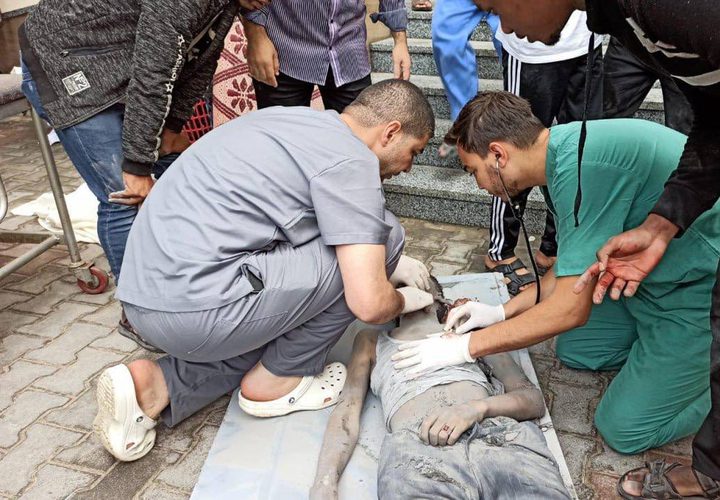 وصول شهداء وإصابات إلى المستشفى الكويتي بعد قصف نفذته طائرات الاحتلال في محيط مسجد السلام برفح.