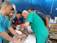 وصول شهداء وإصابات إلى المستشفى الكويتي بعد قصف نفذته طائرات الاحتلال في محيط مسجد السلام برفح.