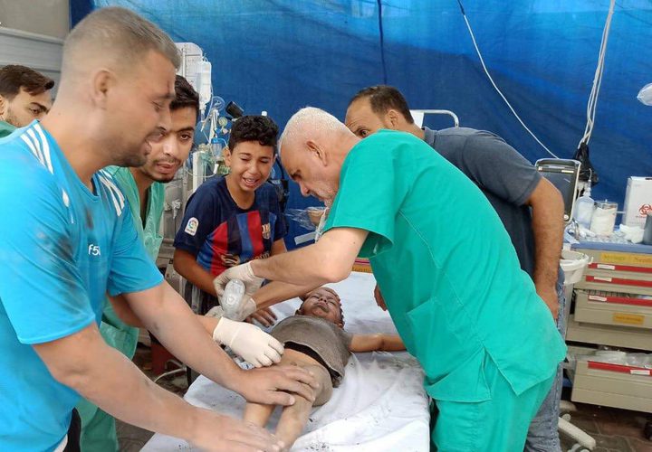 وصول شهداء وإصابات إلى المستشفى الكويتي بعد قصف نفذته طائرات الاحتلال في محيط مسجد السلام برفح.