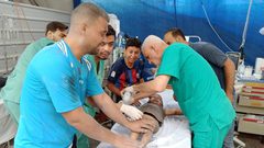 وصول شهداء وإصابات إلى المستشفى الكويتي بعد قصف نفذته طائرات الاحتلال في محيط مسجد السلام برفح.
